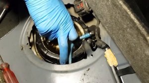 Polo Sedan - Замена фильтра грубой очистки в баке