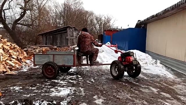 мотоблок Салют в работе!на жигулевских колесах с самодельным протектором смотреть онлайн