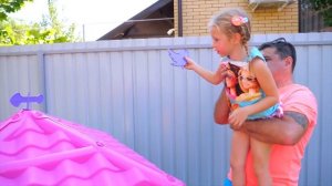 Настя и папа строят новый домик для игрушек Nastya and papa are building playhouse for toys