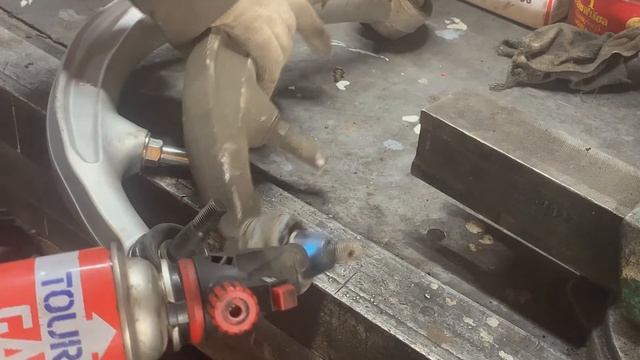 замена передних нижних рычагов Nissan Skyline R35