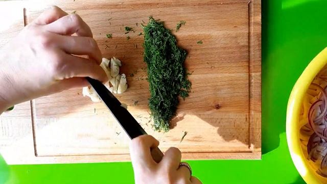 Салат "Новинка" с оригинальной заправкой. Лёгкий, нежный салат с кальмарами и крабовыми палочками. смотреть онлайн