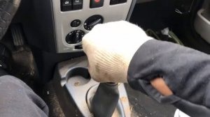 Как снять ручку мкпп Renault Logan