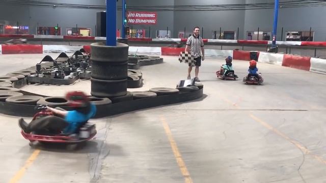 Spinning on a Go-Kart смотреть онлайн