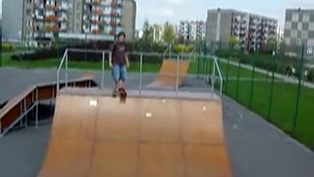 Halfpipe crash on skateboard смотреть онлайн
