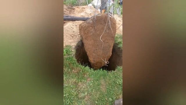 достали валун с колодца, длина 1,5 м. тольщина 90см смотреть онлайн