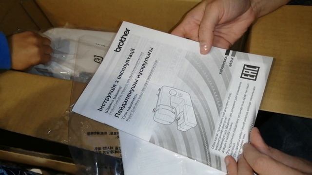 Лев помогает распаковать маме подарок. Швейная машинка... смотреть онлайн