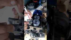 Установка поршней в гильзы без оправки# подручными средствами  автомобиль ока