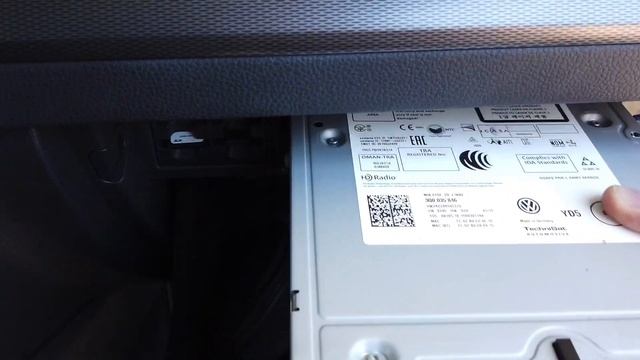 Removing CD-changer / headunit / SD drive in Audi, VW, Seat, Skoda смотреть онлайн