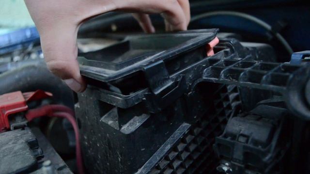 Замена воздушного фильтра двигателя Logan 2 (1.5dci 2013) смотреть онлайн