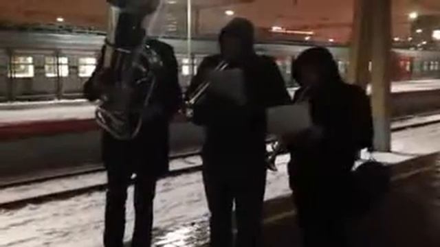 Семья и друзья встречают дембеля на ж/д вокзале смотреть онлайн