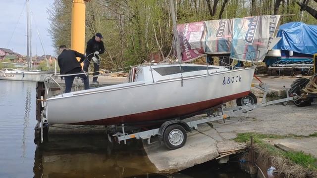 Первый спуск яхты на воду или яхта на веслах смотреть онлайн