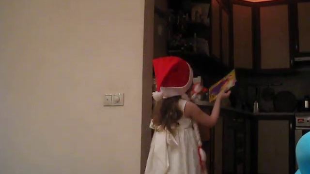 Ксюха поет "в лесу родилась елочка".AVI смотреть онлайн