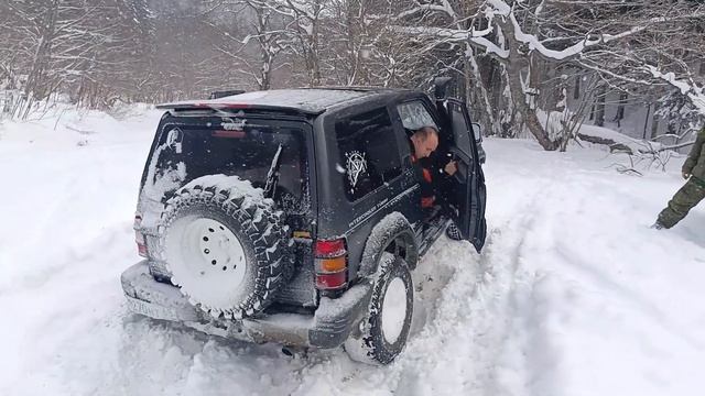 Прорываемся на мыс Евстафия по сугробам смотреть онлайн