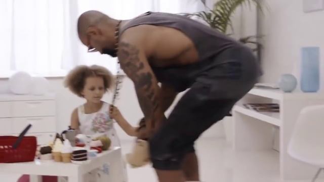 Что сделала маленькая девочка с брутальными мужиками смотреть онлайн