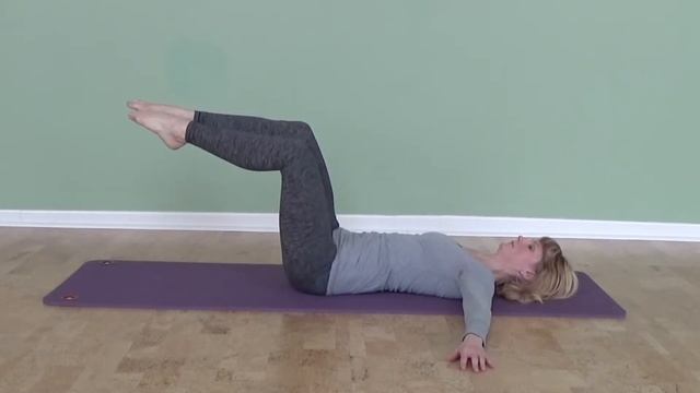 Side To Side on the Mat ⎮Pilates Encyclopedia смотреть онлайн
