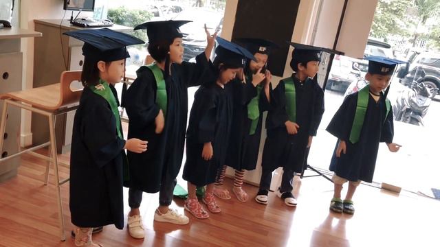 Koko and Caca Gibson. EF Graduation Day (English First small star class) смотреть онлайн