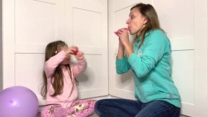 Даша устроила для мамы развлечение с воздушными шарами /Learn colors with Balloons