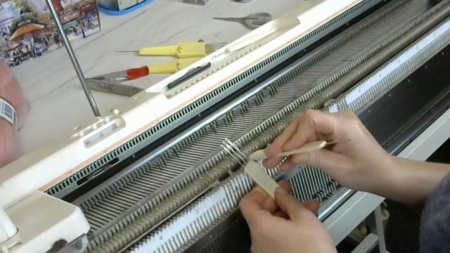 Вязание рукавички на двух фонтурах ✅Простая варежка смотреть онлайн