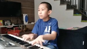 мальчик играет на пианино классику Бетховен-лунная соната