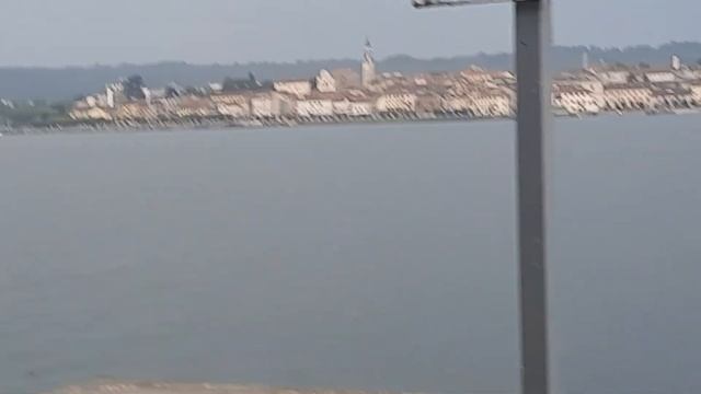 Как обработана набережная у озера !!! Все стены в сером граните. А также полигональная кладка