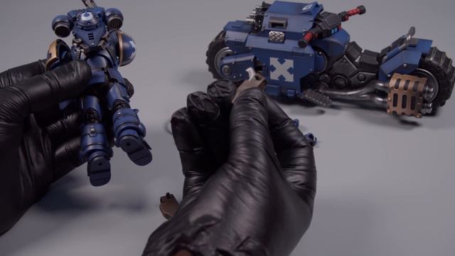 ULTRAMARINES: RAIDER-PATTERN COMBAT BIKE WARHAMMER 40K 118 figure unboxing JoyToy JT2832  JT2825