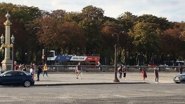 Tourists in Paris... Place de la Concorde смотреть онлайн