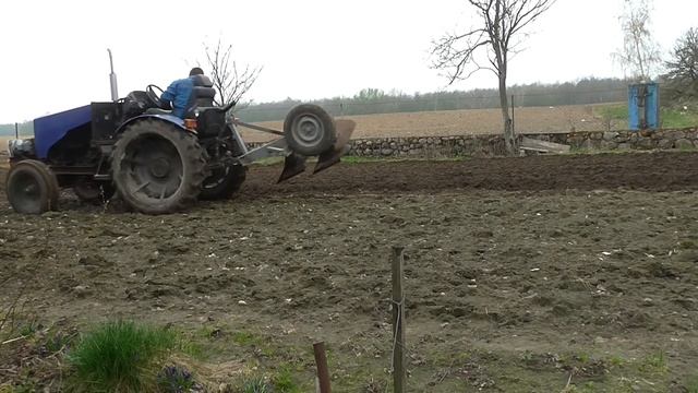 Мой самодельный трактор. Вспашка огорода 2018. Plowing the garden 2018. смотреть онлайн