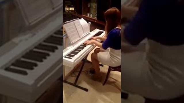 Очень чувственная игра на фортепиано. Девушка играет на пианино. смотреть онлайн