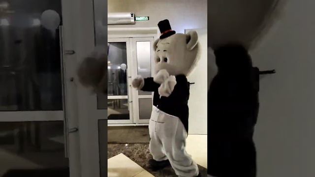 Мишка пришел прямо в сауну для поздравления прекрасной девушки Натальи 🥳 Именинница была счастлива!