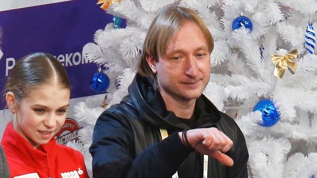 Трусову ЗАСУДИЛИ? Плющенко долго МОТАЛ головой, показал ПАЛЕЦ вниз, предложил ВЫПРУГНУТЬ из платья смотреть онлайн