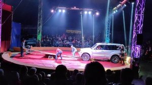 Цирк Арена-Ягуар. Смертельный номер. Внедорожник наезжает на человека.