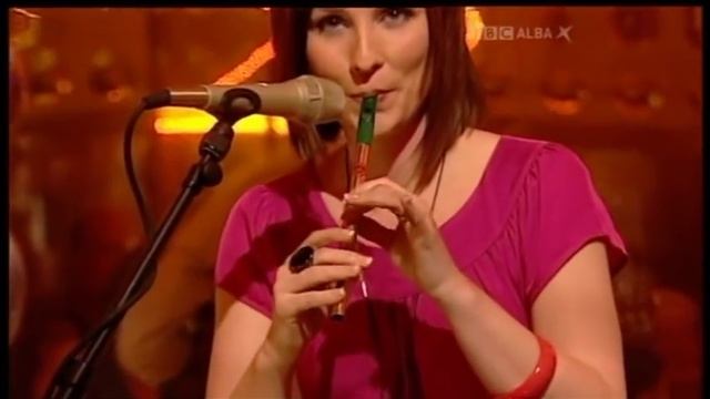 Julie Fowlis and Muireann Nic Amhlaoibh смотреть онлайн
