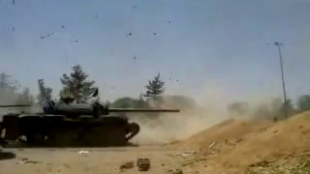 Бои в Ливии (2011 г.) Взрыв снаряда в танке Т-55 смотреть онлайн