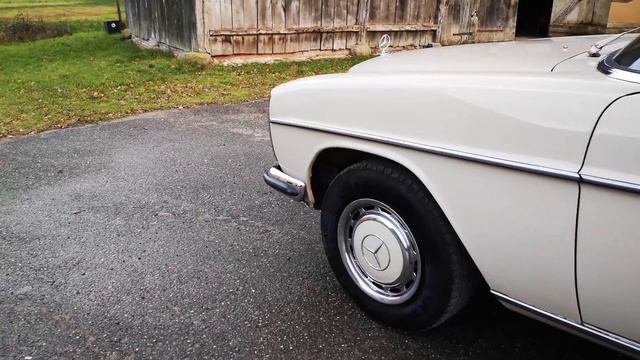 Mercedes Benz 220 . 4 /8 W115  - Oldenzaal Classics