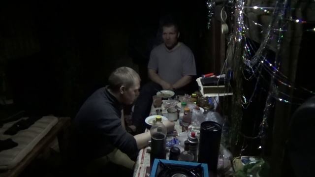 5 дней счастья на весенней рыбалке \ Часть 4 \ Вечерний ужин в лесной избе смотреть онлайн