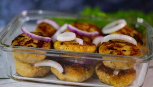 Ищете быстрый и простой рецепт приготовления сочных куриных котлет? Дети просто обожают это блюдо!