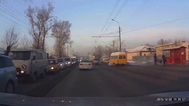 Форд со встречки увернулся от столкновения смотреть онлайн