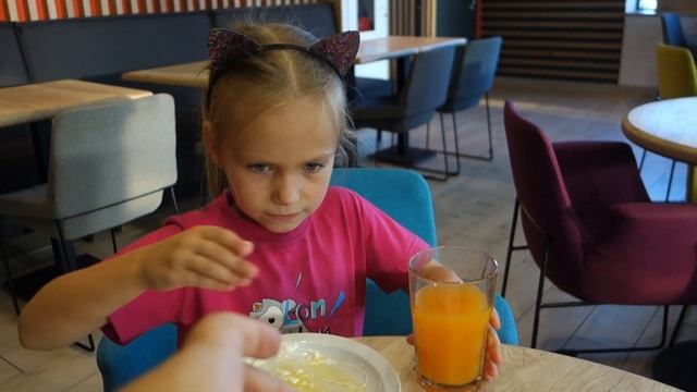 Киев, OASSIS, Пузата хата, вареники с мясом смотреть онлайн