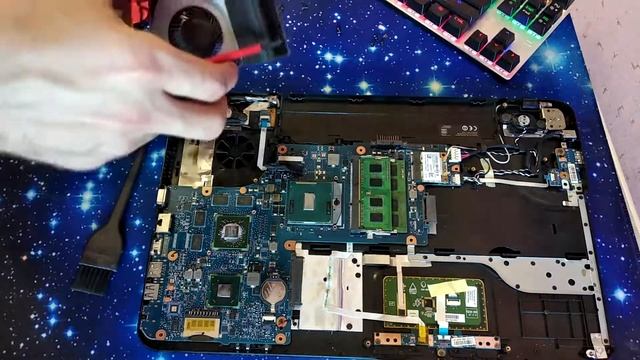 Ноутбук toshiba satellite C850 D1R разборка, чистка, ослабление петель смотреть онлайн