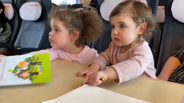 Эммануил Виторган поиграл с трехлетней дочкой Этель в компьютерные игры по дороге на съемки смотреть онлайн