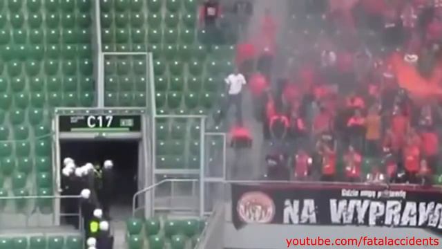 ЖЕСТЬ 24 - лёгкое падение на футболе смотреть онлайн