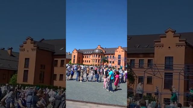 ГОЛОСЕЕВСКИЙ МОНАСТЫРЬ.КИЕВ. ОЧЕРЕДЬ К ГРОБНИЧКЕ М.АЛИПИИ. смотреть онлайн