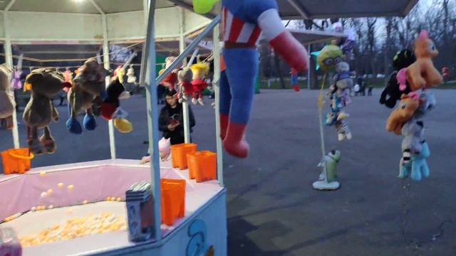 Вечерняя прогулка по парку Чистяковская РОЩА. Наська катается на велосипеде, МИя ЛОВИТ РЫБКУ смотреть онлайн