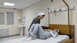 Присаживание пациента через здоровую сторону