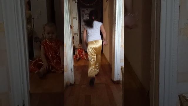 Домашние танцы. Сестрёнки в деле))) смотреть онлайн