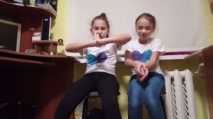 Челлендж сними ботинки и носки с завязанными руками и ногами