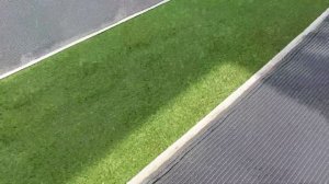 Укладка искусственной травы возле бассейна