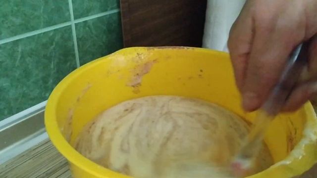 готовим шоколадный рулет со взбитыми сливками и клубникой смотреть онлайн