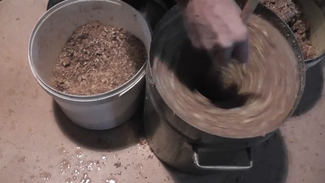 отделяю воск от прополиса.collecting propolis. смотреть онлайн