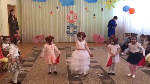 "Мы матрешки" танец девочек из младшей группы смотреть онлайн